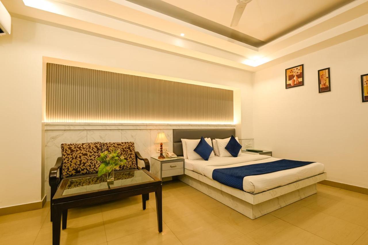 Hotel Krishna Deluxe-By Rcg Hotels Yeni Delhi Dış mekan fotoğraf