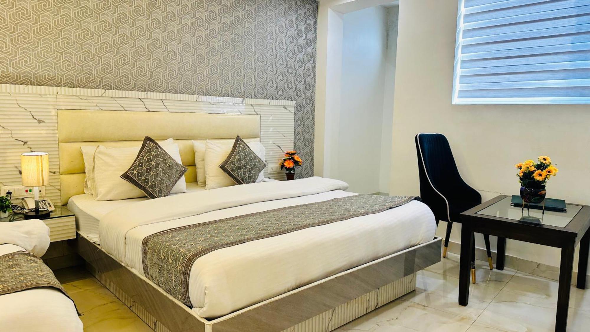 Hotel Krishna Deluxe-By Rcg Hotels Yeni Delhi Dış mekan fotoğraf